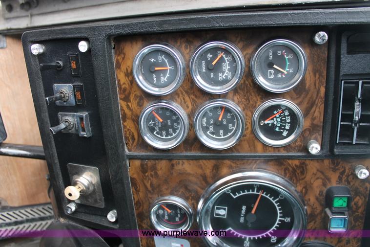 image for item H8018 1995 Kenworth T600 semi truck