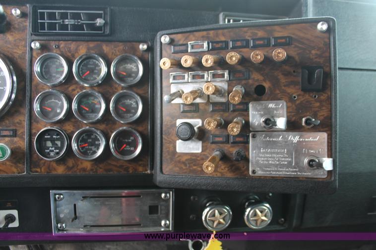 image for item H8018 1995 Kenworth T600 semi truck