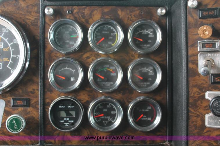 image for item H8018 1995 Kenworth T600 semi truck