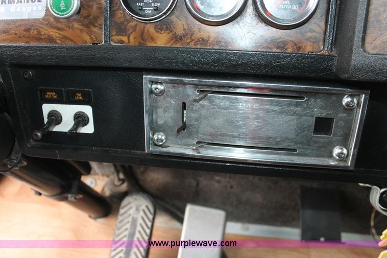 image for item H8018 1995 Kenworth T600 semi truck