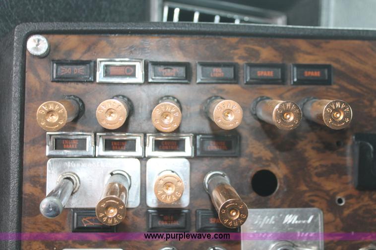 image for item H8018 1995 Kenworth T600 semi truck