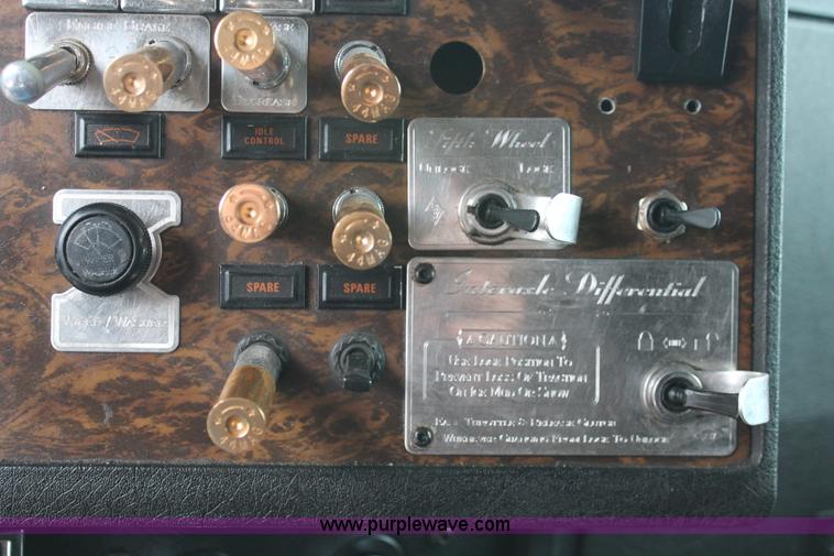 image for item H8018 1995 Kenworth T600 semi truck