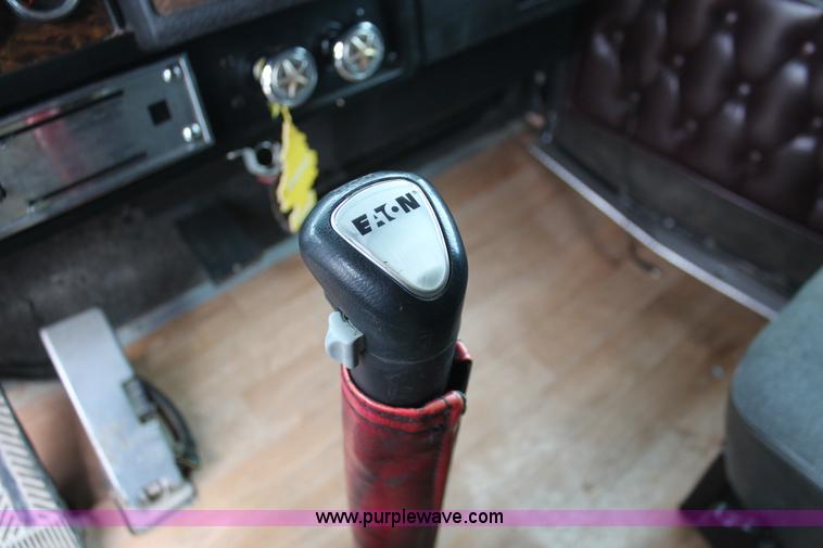 image for item H8018 1995 Kenworth T600 semi truck