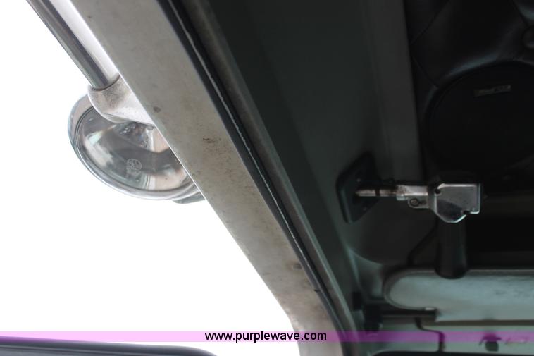 image for item H8018 1995 Kenworth T600 semi truck