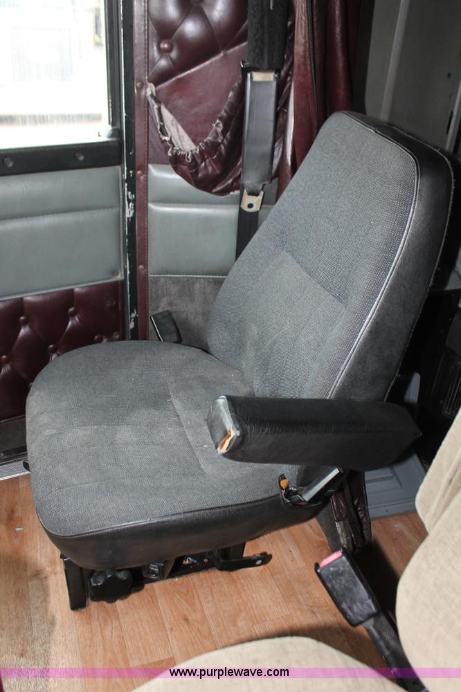 image for item H8018 1995 Kenworth T600 semi truck