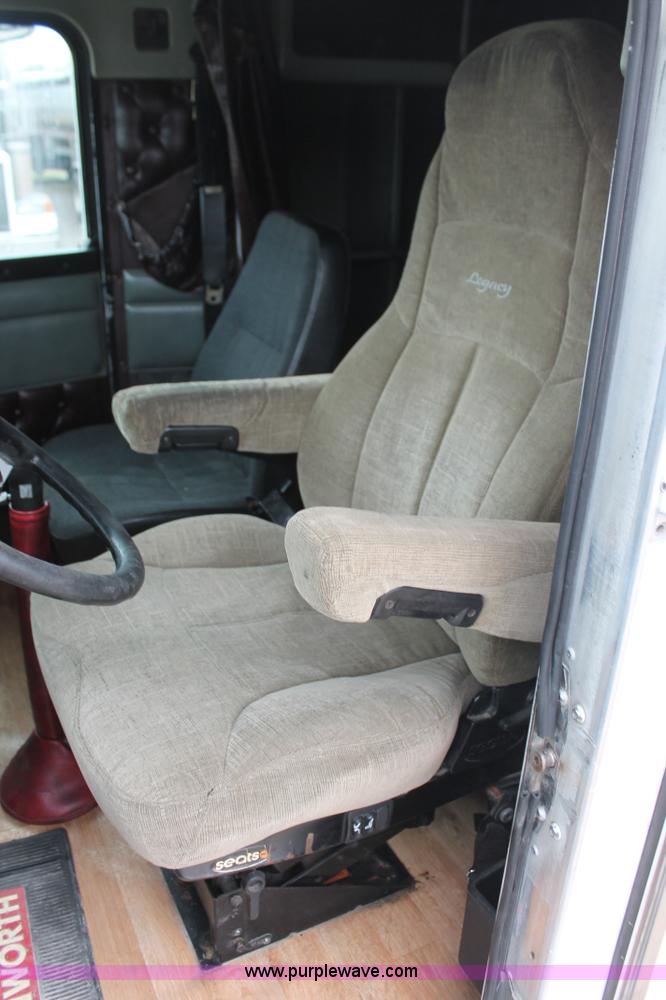 image for item H8018 1995 Kenworth T600 semi truck