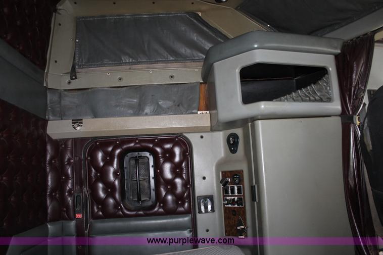 image for item H8018 1995 Kenworth T600 semi truck