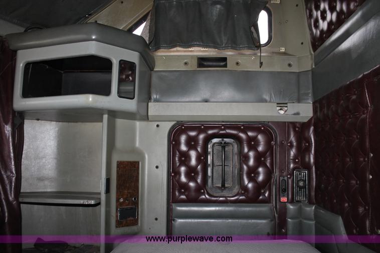 image for item H8018 1995 Kenworth T600 semi truck