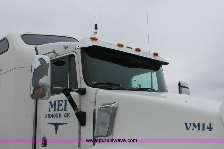 image for item H8018 1995 Kenworth T600 semi truck