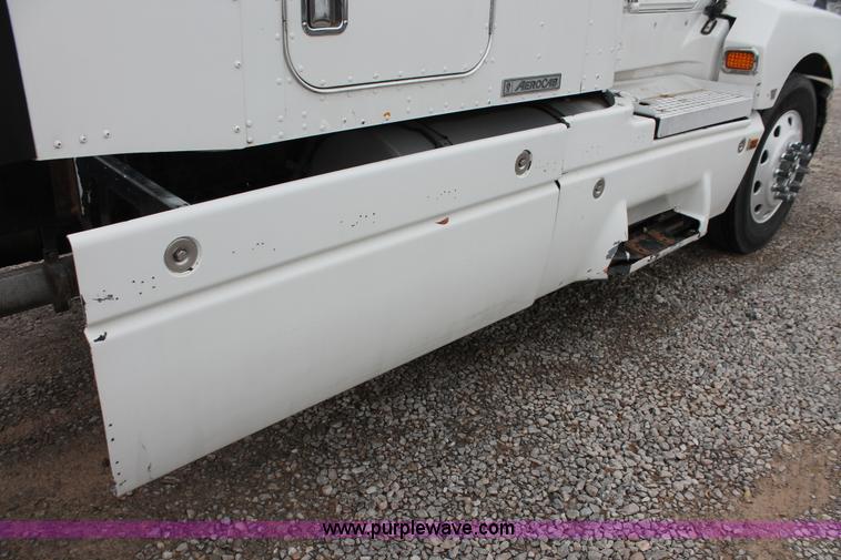image for item H8018 1995 Kenworth T600 semi truck