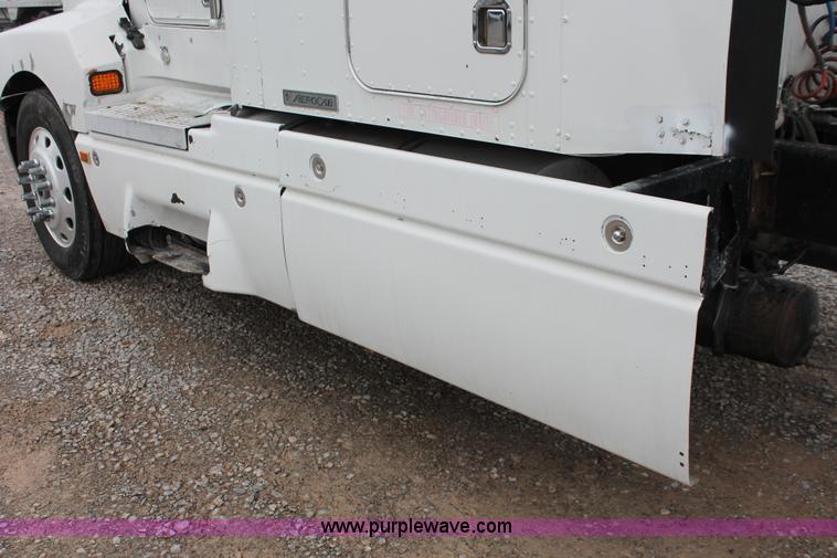 image for item H8018 1995 Kenworth T600 semi truck