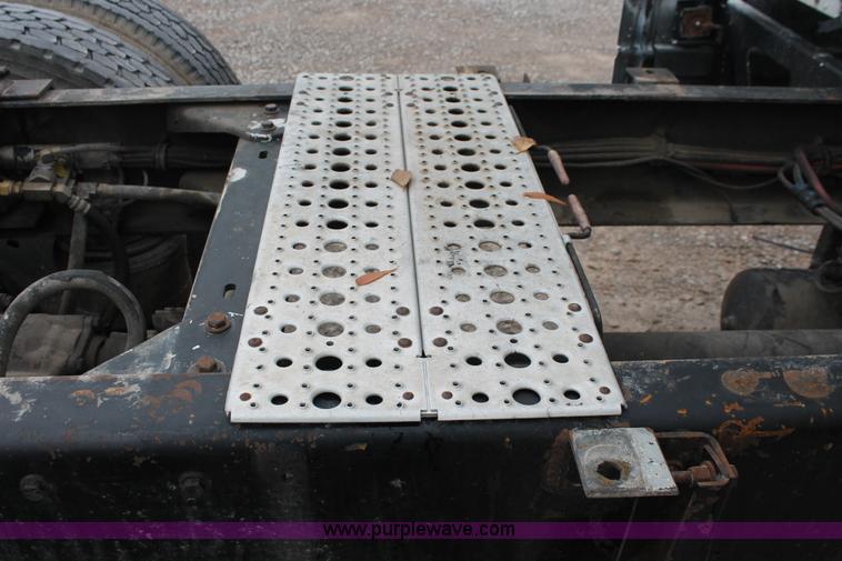 image for item H8018 1995 Kenworth T600 semi truck