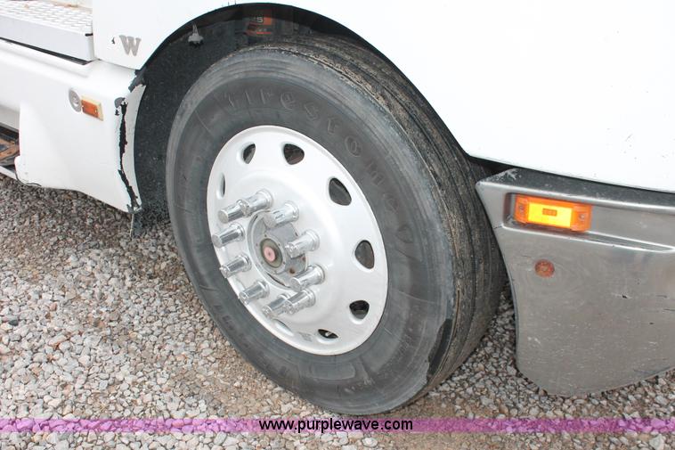 image for item H8018 1995 Kenworth T600 semi truck