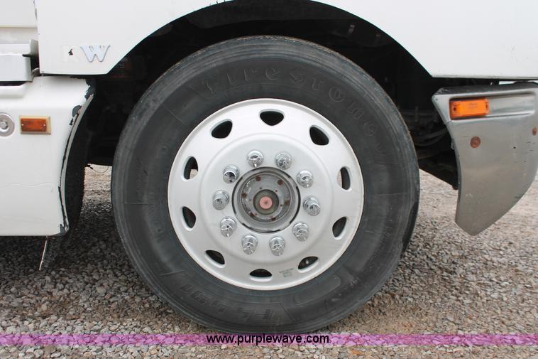 image for item H8018 1995 Kenworth T600 semi truck