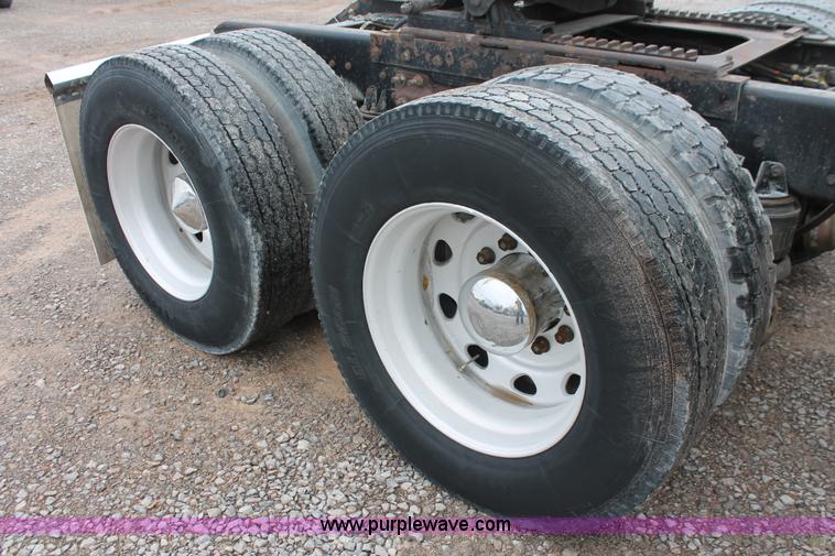 image for item H8018 1995 Kenworth T600 semi truck