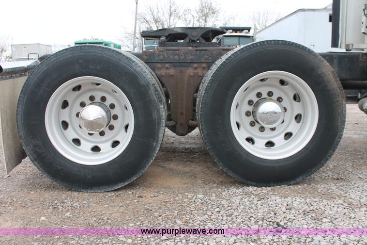 image for item H8018 1995 Kenworth T600 semi truck