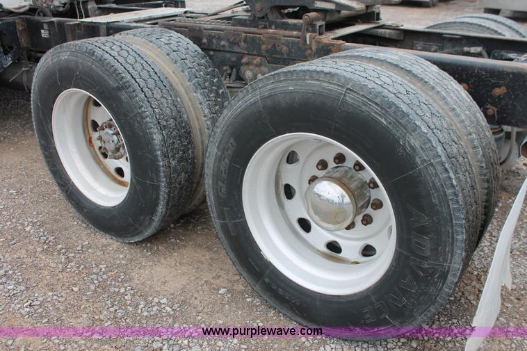 image for item H8018 1995 Kenworth T600 semi truck