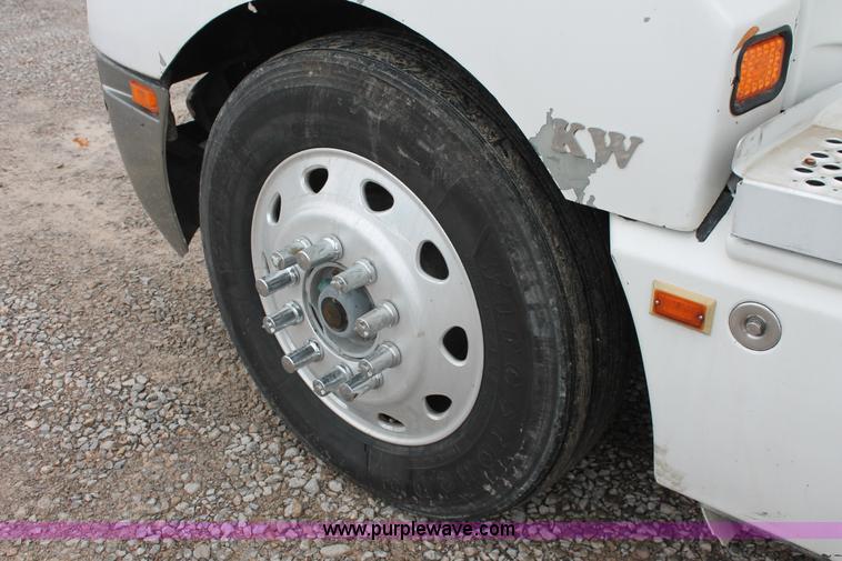 image for item H8018 1995 Kenworth T600 semi truck