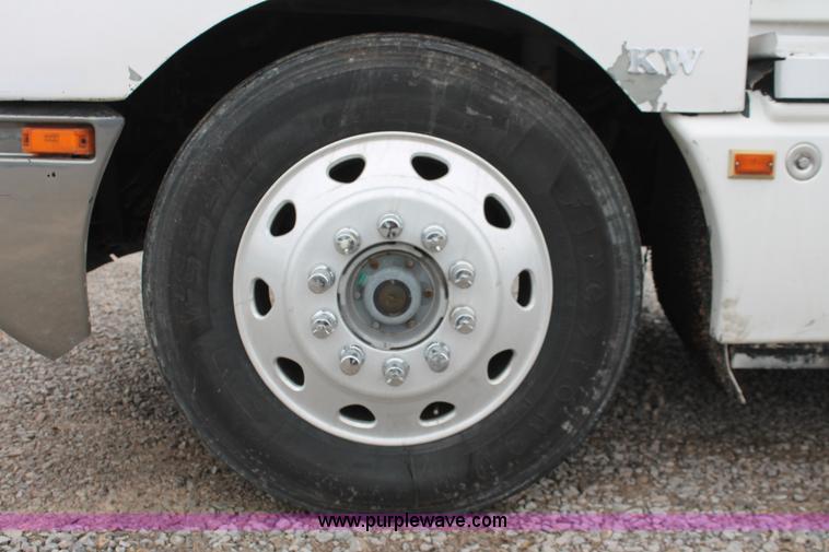 image for item H8018 1995 Kenworth T600 semi truck