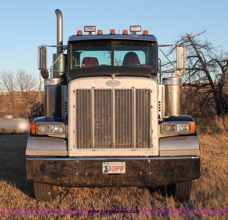 image for item H8031 1995 Peterbilt 379 semi truck