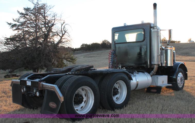 image for item H8031 1995 Peterbilt 379 semi truck