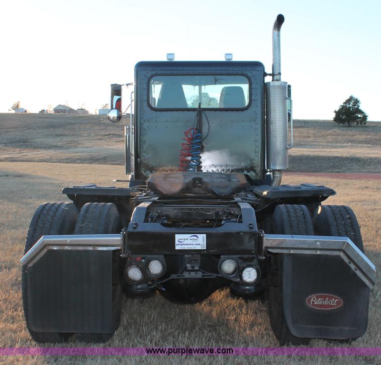 image for item H8031 1995 Peterbilt 379 semi truck