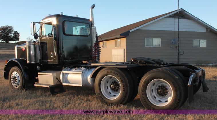 image for item H8031 1995 Peterbilt 379 semi truck