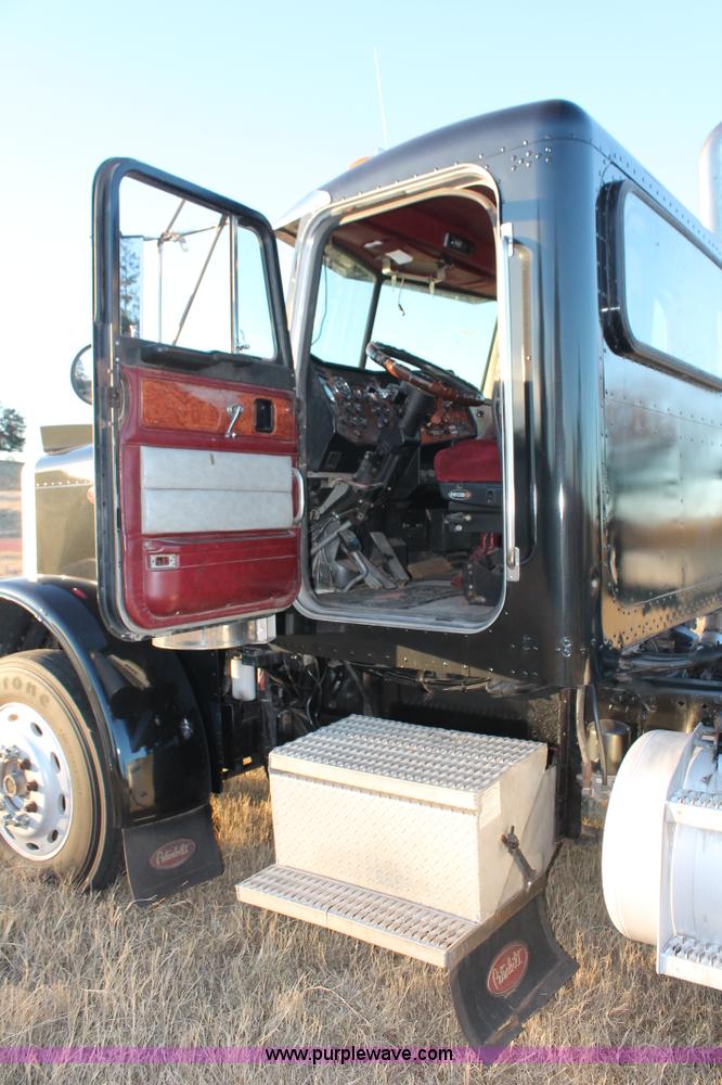 image for item H8031 1995 Peterbilt 379 semi truck