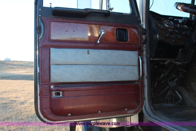 image for item H8031 1995 Peterbilt 379 semi truck