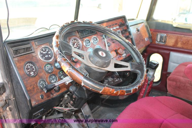 image for item H8031 1995 Peterbilt 379 semi truck