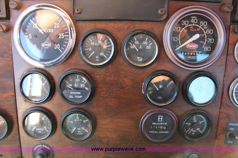 image for item H8031 1995 Peterbilt 379 semi truck