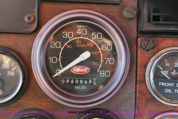 image for item H8031 1995 Peterbilt 379 semi truck