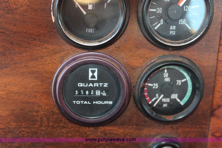 image for item H8031 1995 Peterbilt 379 semi truck