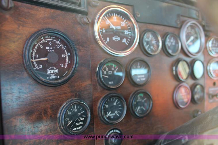 image for item H8031 1995 Peterbilt 379 semi truck