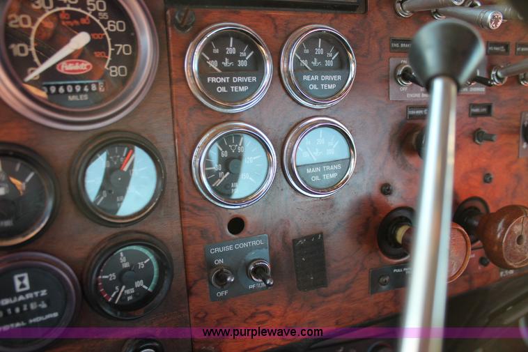 image for item H8031 1995 Peterbilt 379 semi truck