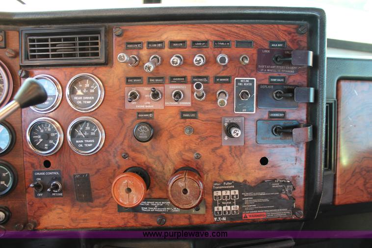 image for item H8031 1995 Peterbilt 379 semi truck