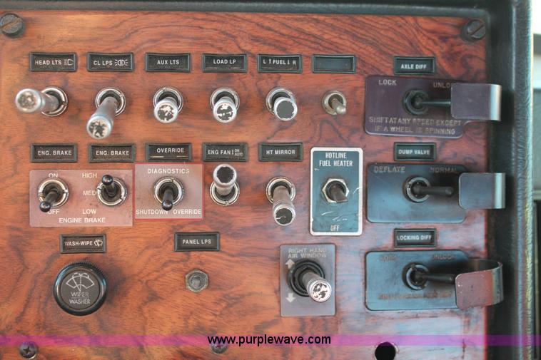 image for item H8031 1995 Peterbilt 379 semi truck