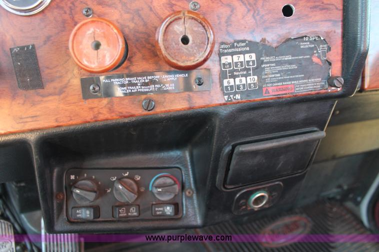 image for item H8031 1995 Peterbilt 379 semi truck