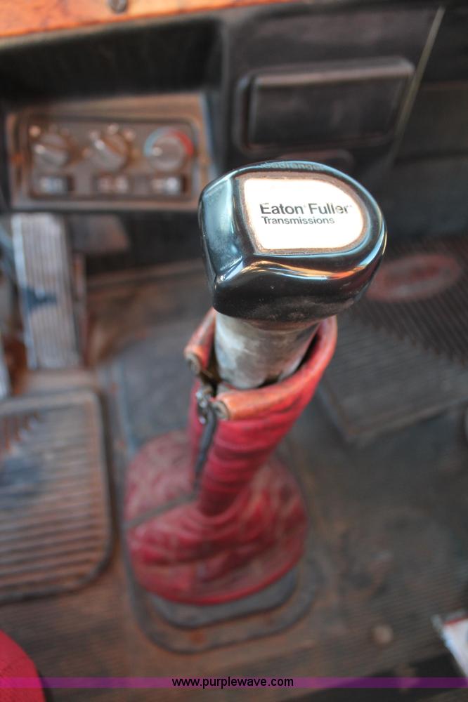 image for item H8031 1995 Peterbilt 379 semi truck