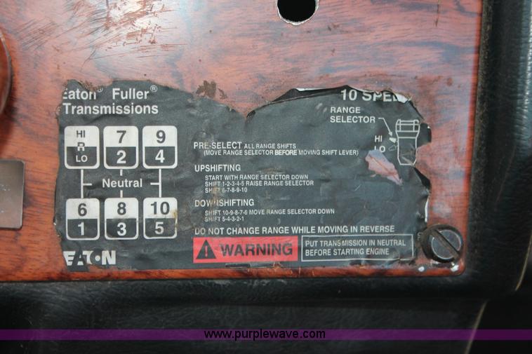 image for item H8031 1995 Peterbilt 379 semi truck