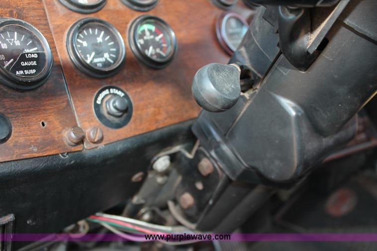 image for item H8031 1995 Peterbilt 379 semi truck