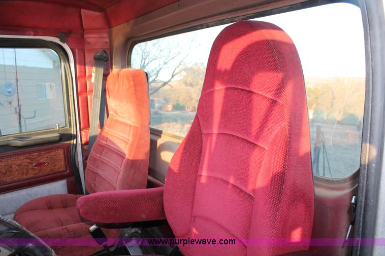 image for item H8031 1995 Peterbilt 379 semi truck