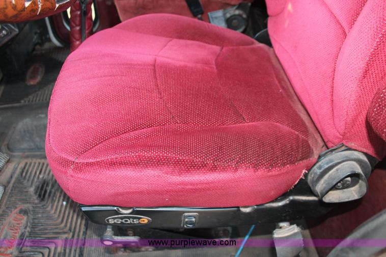 image for item H8031 1995 Peterbilt 379 semi truck