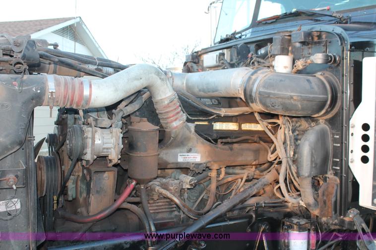 image for item H8031 1995 Peterbilt 379 semi truck