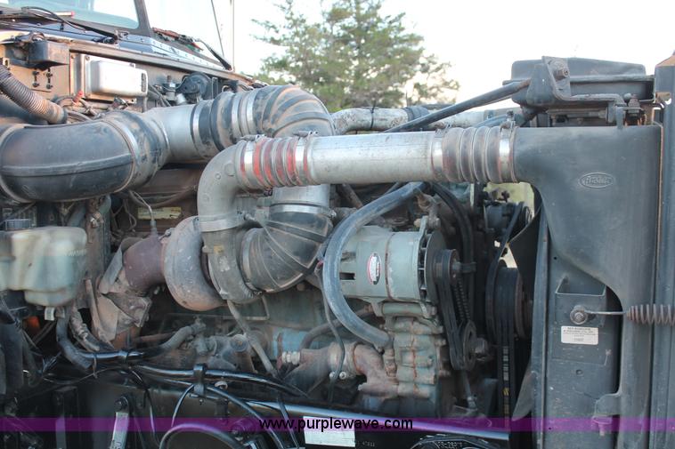 image for item H8031 1995 Peterbilt 379 semi truck