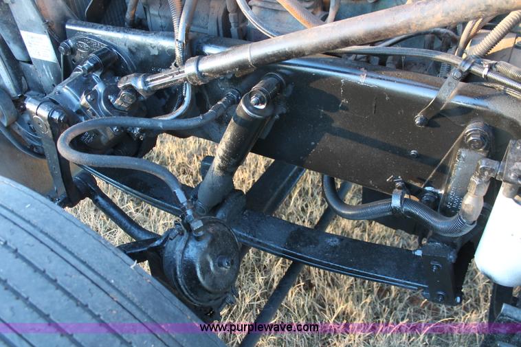 image for item H8031 1995 Peterbilt 379 semi truck