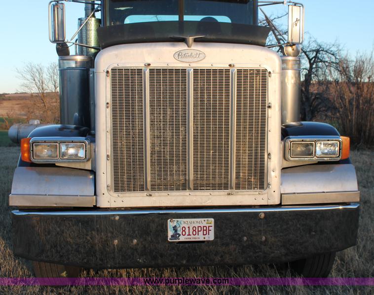 image for item H8031 1995 Peterbilt 379 semi truck