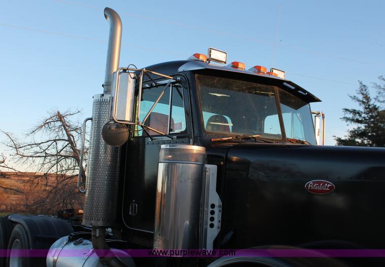image for item H8031 1995 Peterbilt 379 semi truck