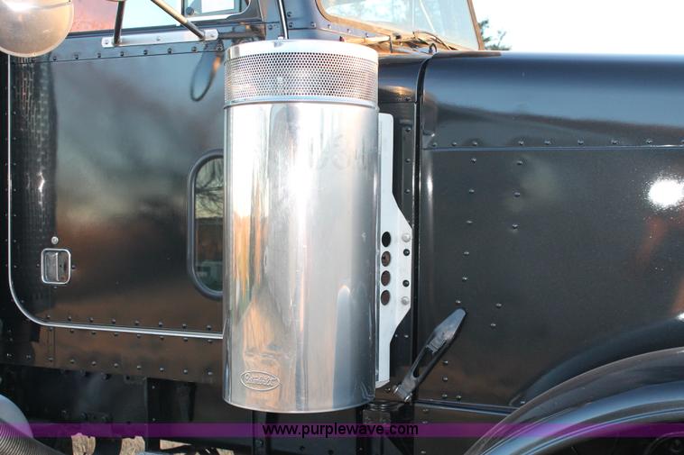 image for item H8031 1995 Peterbilt 379 semi truck
