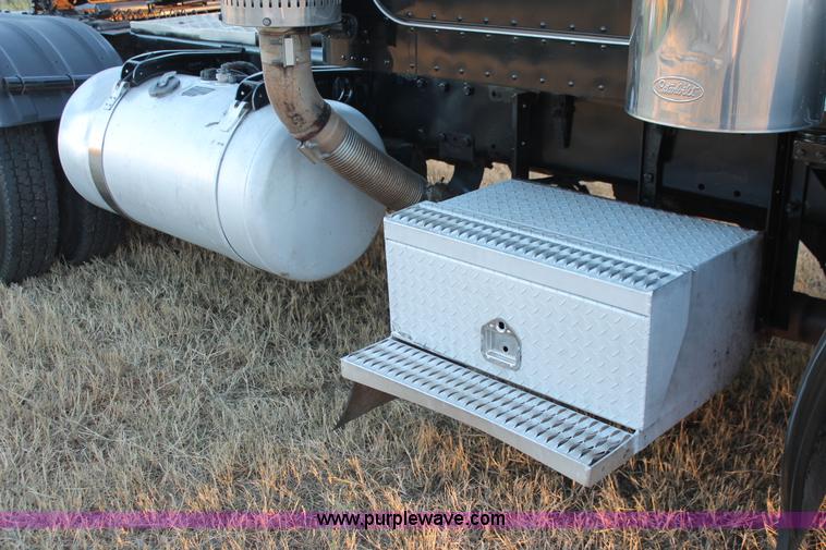 image for item H8031 1995 Peterbilt 379 semi truck